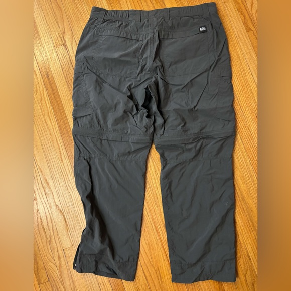 Men’s REI convertible hiking pants - Picture 2 of 3